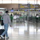 Un pasajero en la zona de llegadas de la T1 del aeropuerto del Prat