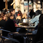 Un grup de clients asseguts a les terrasses de la plaça de la Vila de Gràcia.