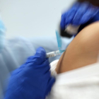 Imatge d'arxiu d'una persona posant-se una vacuna.