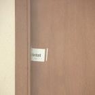 Pla tancat d'una etiqueta dels Mossos d'Esquadra per precintar la porta on s'ha comès el crim.