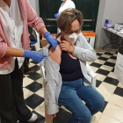 Una dona rep la vacuna a Roquetes.