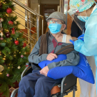 Uno de los residentes del centro de Roda recibiendo la vacuna.