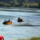Els efectius d'emergència en el moment en què s'ha trobat el cos del jove de 15 anys desaparegut al riu Ebre.