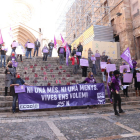 Acto de CCOO y UGT contra la violencia machista en las escaleras de la catedral de Tarragona.