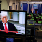 Donald Trump haciendo declaraciones en un monitor de televisión desde la sala de información de la Casa Blanca, después del asalto al Capitolio.