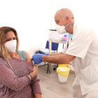 Una mujer recibiendo la vacuna contra el coronavirus.