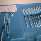 Detalle de jeringuillas cargadas con la vacuna de Pfizer.