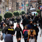 Compradors i vianants al carrer Llovera, un dels principals eixos comercials de Reus.