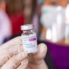 Un sanitario muestra una dosis de la vacuna de AstraZeneca