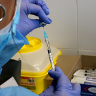 Una infermera preparant una injecció de la vacuna contra la covid-19.