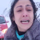 La noia lamentant la seva situació a twitter quan es va quedar atrapada a la neu.