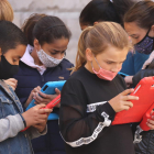 Imagen de un grupo de alumnos de sexto de primaria con tabletas.