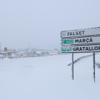 Imatge de la carretera d'accés a Falset completament coberta per la neu.