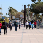 Personas paseando por el paseo marítimo de Cambrils en el primer fin de semana sin confinamiento comarcal.