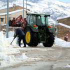 El alcalde de Arnes, Joaquim Miralles, y vecinos del pueblo retirando nieve para poder instalar un tercer generador eléctrico al municipio.