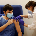 Una infermera de l'Hospital Clinic de Barcelona administra la vacuna Pfizer BioNTech a un sanitari aquest diumenge.