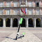Imagen de uno de los VMP de Lime en la plaza Mayor de Madrid.