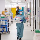 Una professional sanitària camina per un dels passadissos del nou espai polivalent de l'Hospital de Bellvitge
