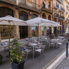 L'Ajuntament va tallar alguns carrers de la ciutat perquè els bars poguessin posar terrassa.