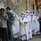 Una cola de personas en Calcula (India) esperando a hacerse la prueba del coronavirus.