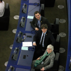 Els eurodiputats Toni Comín, Clara Ponsatí i Carles Puigdemont al seu escó a la seu del Parlament Europeu a Estrasburg.