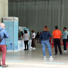 Ciutadans fent cua per entrar a vacunar-se al nou punt de vaccinació poblacional del pavelló firal de Tortosa.