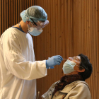 Una mujer haciéndose una prueba con test de antígenosen eal cribado en el recinto modernista del hospital Sant Pau de Barcelona.