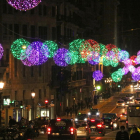 La Vía Layetana de Barcelona, con las luces de Navidad encendidas.