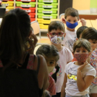 Un grupo de alumnos saliendo de su clase con las mascarillas puestas a l'Escola Catalònia de Barcelona.