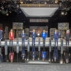 Foto de grupo de los nueve candidatos a la presidencia de la Generalitat momentos antes del inicio del debate electoral del 14-F en TV3