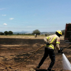 Los Bomberos extinguen dos incendios de vegetación en Vilallonga del Camp y en Riera de Gaià