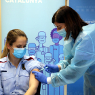 Pla obert d'una infermera administrant la primera dosi de la vacuna d'AstraZeneca a una policia a la comissaria de Campclar dels Mossos d'Esquadra.