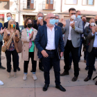 El alcalde Roquetes, Paco Gas, acompañado de alcaldes y dirigentes de ERC antes de entrar en los juzgados de Tortosa