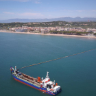 La draga agafarà els sediments de la zona autoritzada i els transportarà fins a la canonada instal·lada davant de la costa.