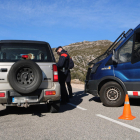 Los mossos haciendo un control policial en uno de los accesos del macizo del Port.
