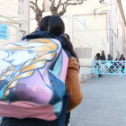 Nens entrant i pares a l'exterior de l'escola Sant Pau de Figueres.