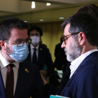 El vicepresidente del Gobierno y candidato de ERC, Pere Aragonès, con el secretario general de JxCat, Jordi Sànchez.