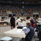 Una persona votant a la Tàrraco Arena Plaça, nou col·legi electoral.