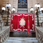 El domàs i la bandera de la ciutat presideixen les escales principals de l'Ajuntament de Tarragona.