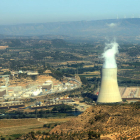 Imagen de archivo de la central nuclear de Ascó con la chimenea a la derecha y los reactores a la izquierda.