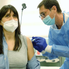 Sanitaris posant la vacuna a una treballadora a Mas Enric.