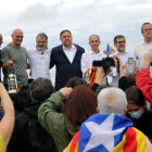 Plano general de los siete líderes independentistas en el escenario, en las puertas de Lledoners.
