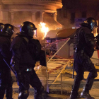Los Mossos, en Ronda Universitat, durante los disturbios.