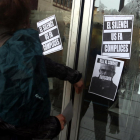 Alumnos del Institut del Teatre enganchan carteles en la puerta del centro para denunciar los presuntos casos de abuso de poder y acoso.