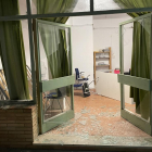 Un grupo ha hecho destrozos en las puertas y ventanas del centro de menores situado en la avenida Montserrat.