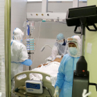Un pacient amb covid-19 rep atenció a un box de l'UCI de l'Hospital de Mataró.