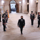 Pla general del president de la Generalitat, Pere Aragonès, després de passar guàrdia als Mossos d'Esquadra a l'entrada del Palau de la Generalitat.