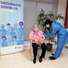 Antònia Sedó, una usuaria de la residencia Nazaret de Móra d'Ebre, recibiendo la segunda dosis de la vacuna contra la covid-19.