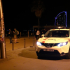 Un coche de los Mossos patrulla para|por la Barceloneta poco antes del toque de queda.