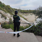Imagen de un agente de la Guardia Civil en la zona de la playa Larga, donde han encontrado el cuerpo.